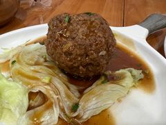 鸭蛋黄狮子头-春水锅贴·传统鲁菜(大明湖店)