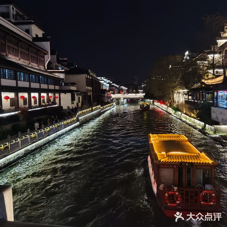 夜幕降临 华灯初上  一场穿越时空的对话