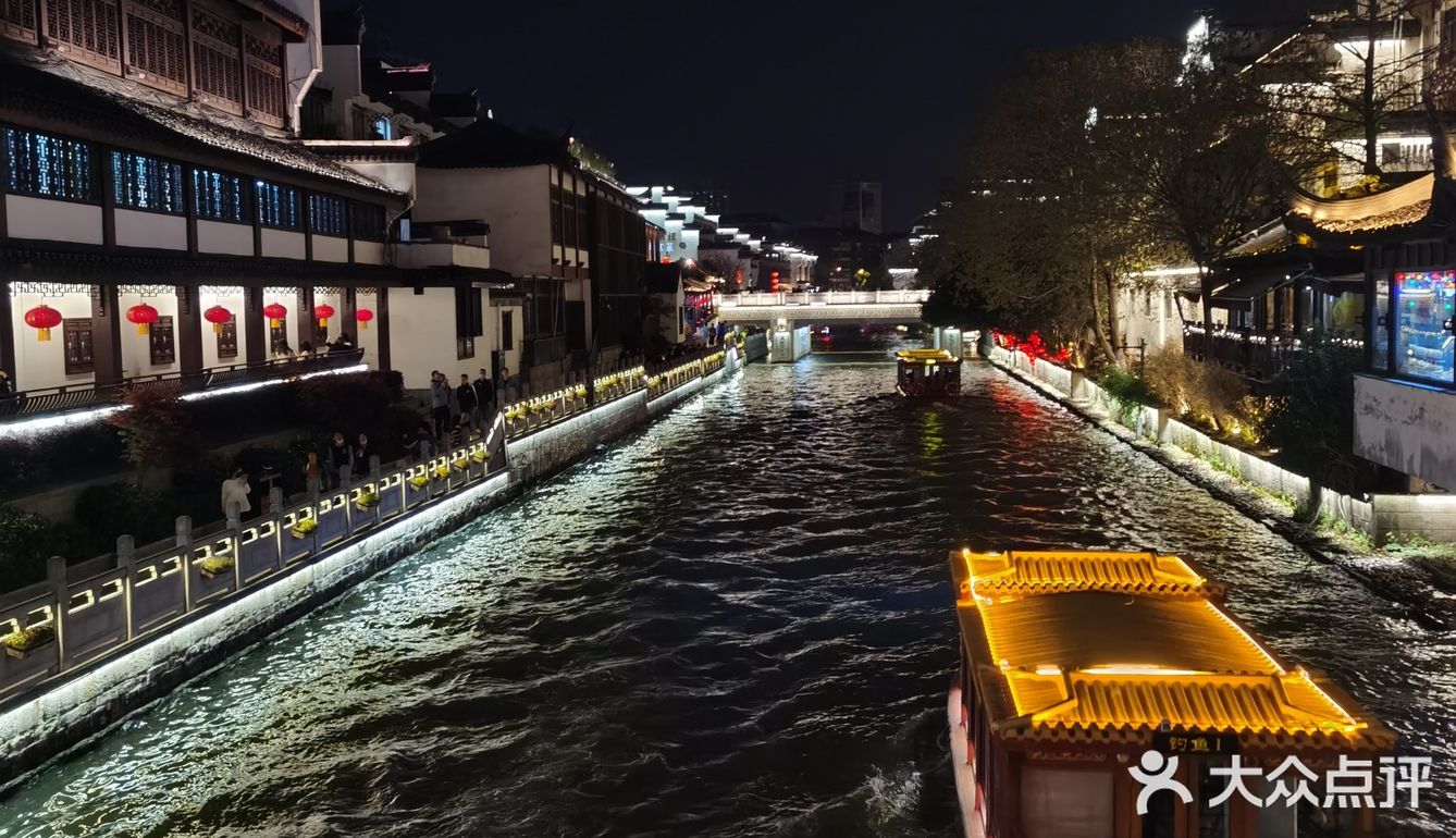 夜幕降临 华灯初上  一场穿越时空的对话