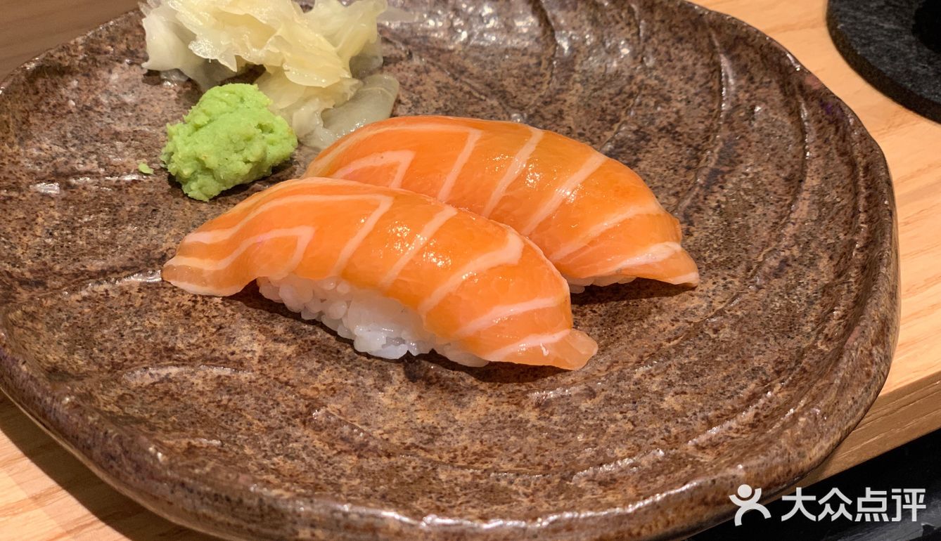 两个人吃了寿司和一个饭加甜品，前菜，人均80左右