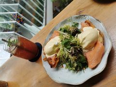 班尼迪蛋可颂配烟熏三文鱼-ROAST
