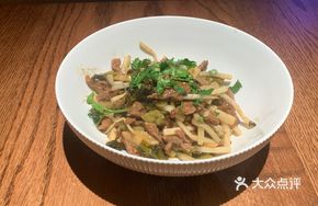 Pickled Cabbage and Bamboo Shoots Stir-Fried with Beef