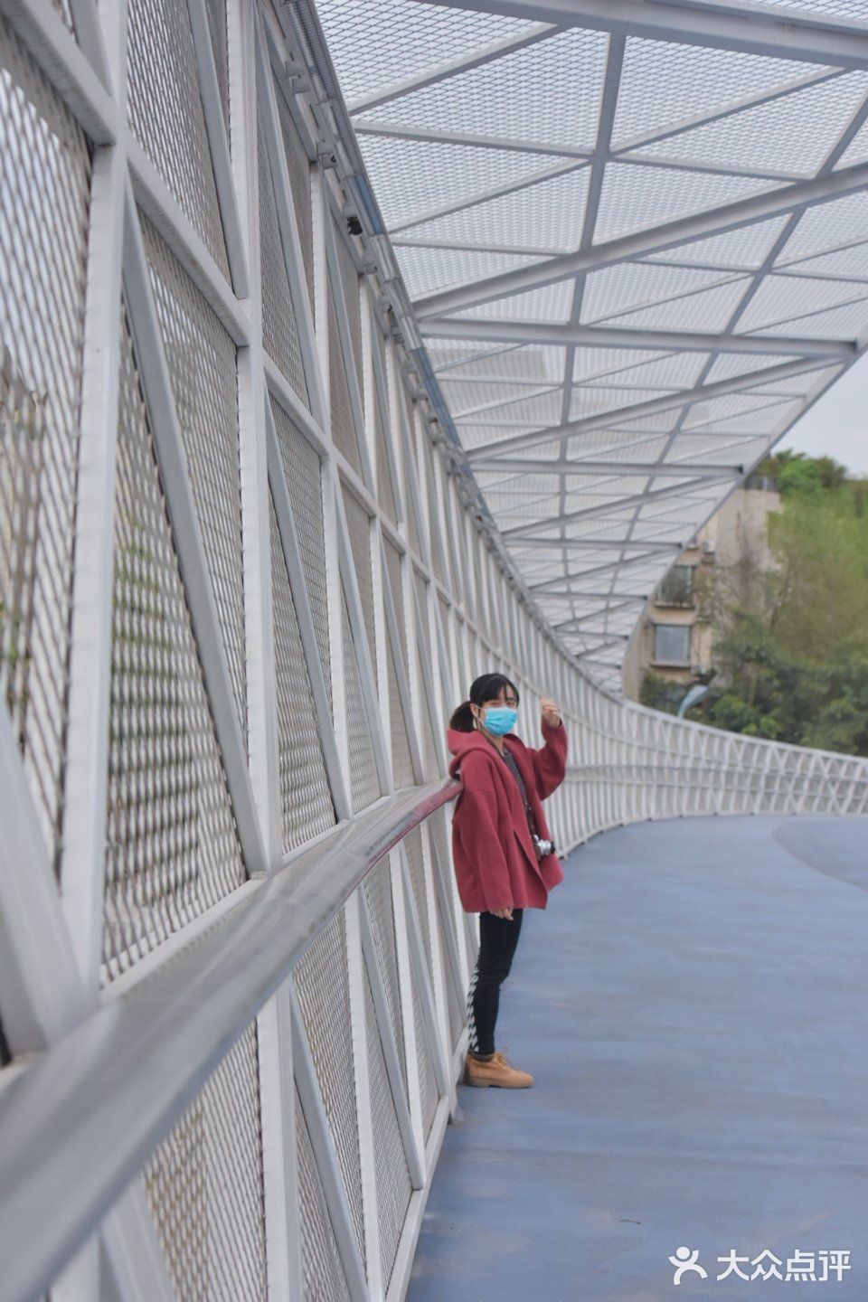 在桥上拍照的人也挺多的不过天气好真的好适合拍照哦