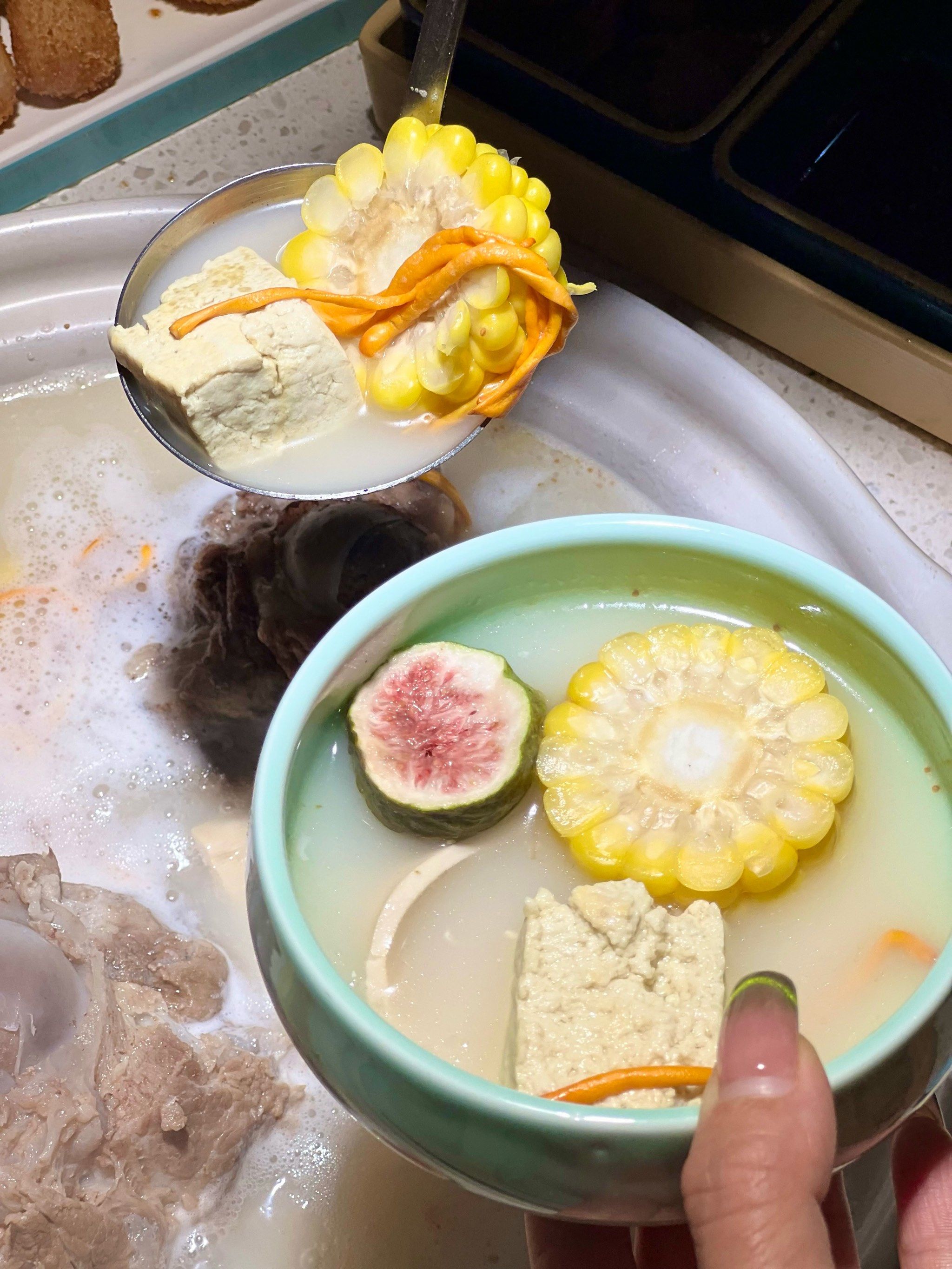 又开始年轻人三伏天的养生局了,
从一锅筒骨豆花汤锅开始……

