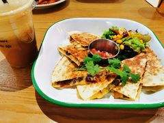 牛肉馅饼配迷你沙拉-HELLO 27 意面·沙拉·帕尼尼