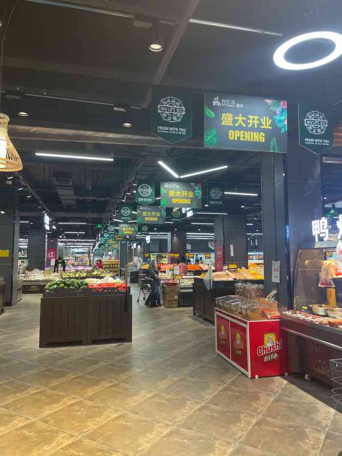 尚优选超市(蛙城店"尚优选在负一层,还在陈列中,里面的东西相.