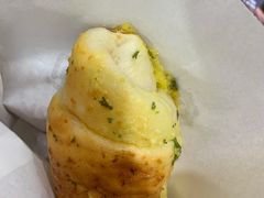 蒜香盐可颂-LELECHA乐乐茶(百货大楼店)