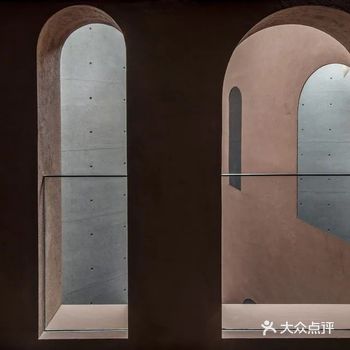 让空间与时间交融，光阴逐渐消逝于空间内部：因此我们以