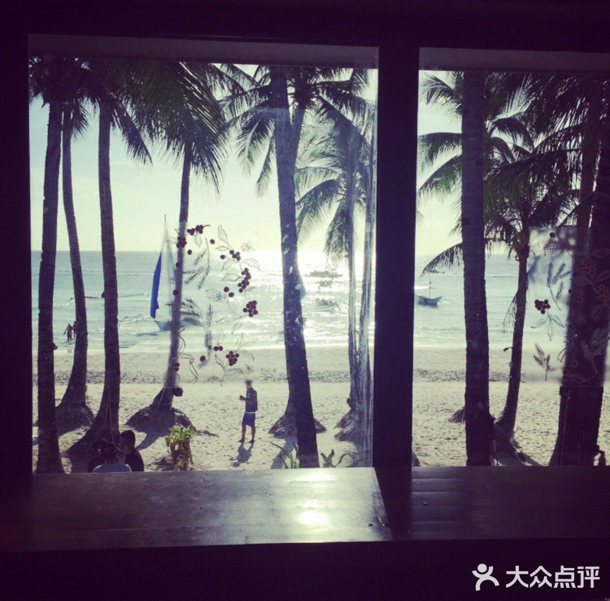 以前是下了飞机坐一个多小时的大巴 再换二十分钟的轮船