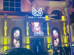 -OMO PARTY HOUSE