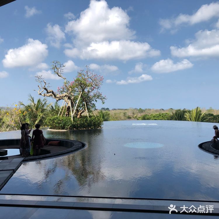 当地的网红酒店了，在酒店内完全可以不出门吃完好几天