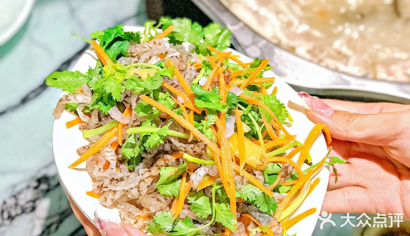 鲜掉眉毛❗️姐妹带我吃的这家薄如纸的斑鱼火锅真🉑