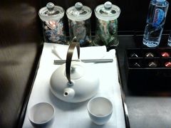 漂亮的茶壶和小食-上海璞麗酒店
