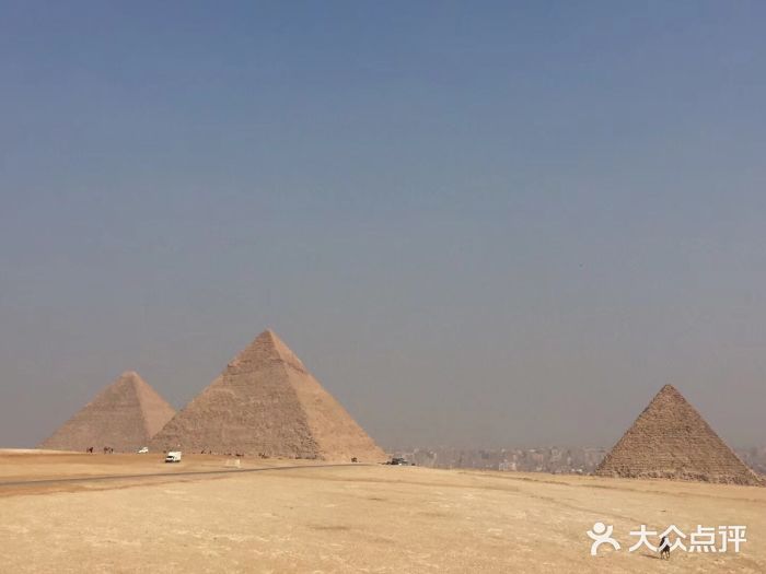 吉萨金字塔群图片