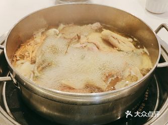 老人小孩都能吃。菌菇新鲜可口，与鸡肉的组合真是相得益彰