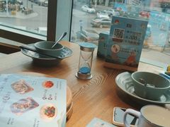 靠窗位-蜜桃餐厅·伴山(湖滨商业街店)