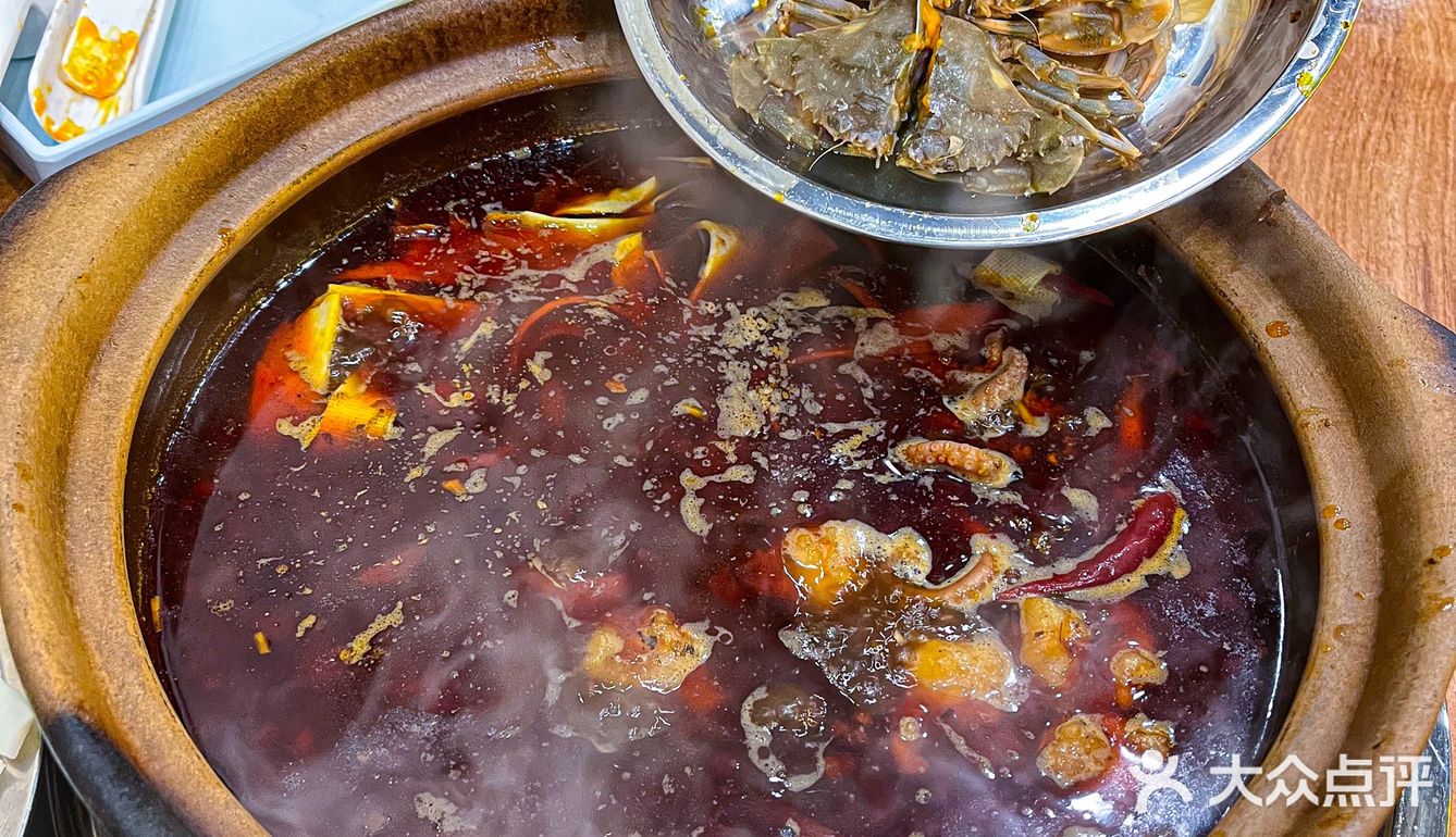 瓦小灶老火锅｜一家海鲜吃到嘴里还在弹的炭火火锅店