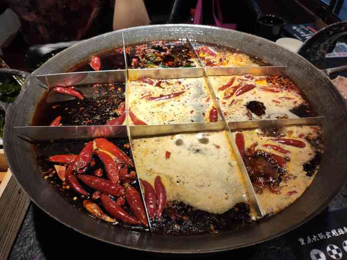 纤夫记忆重庆老火锅(解放碑店)-"意外发现的火锅店,名气没有其他连锁