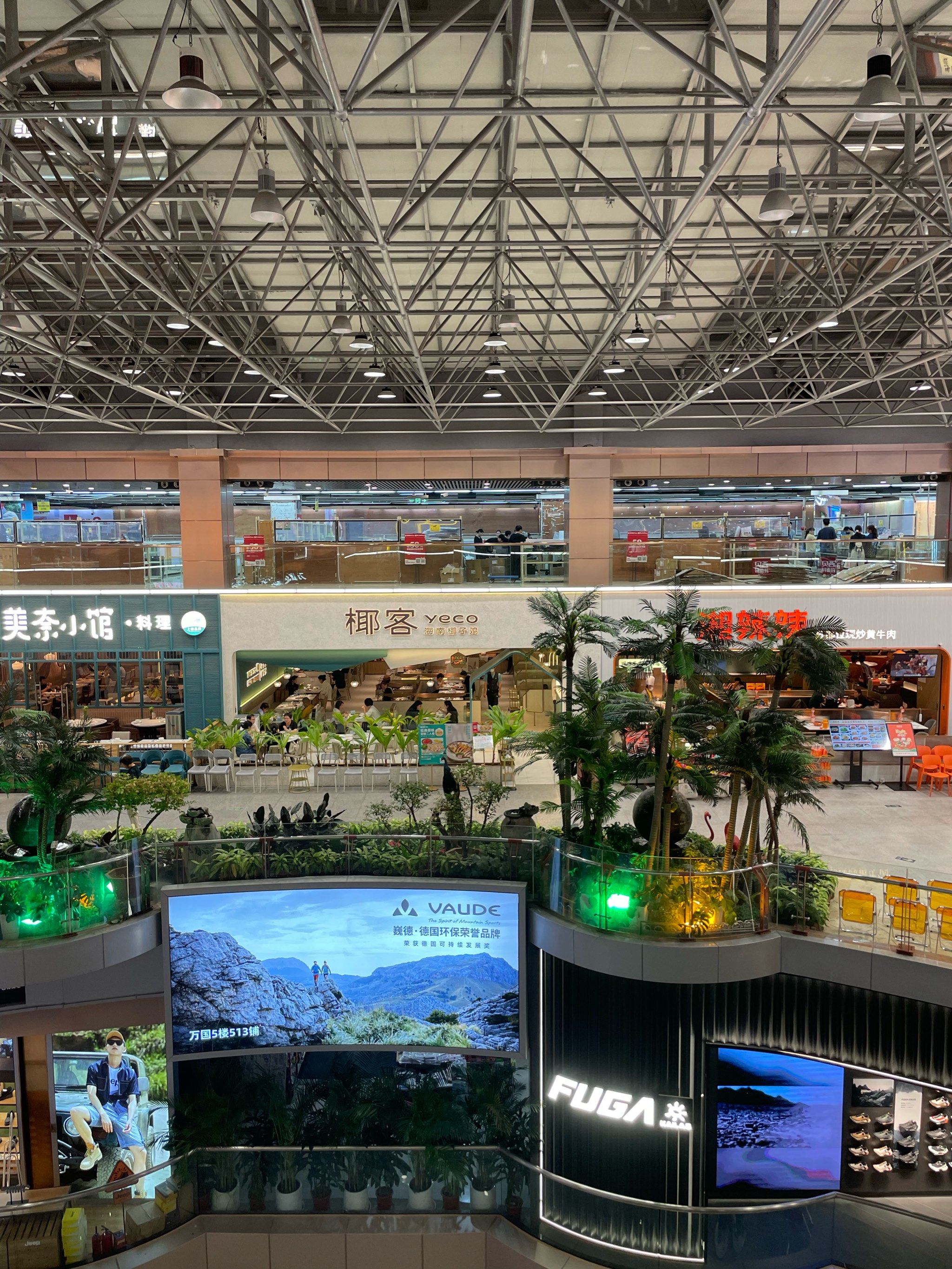 商场里,万国奥特莱斯