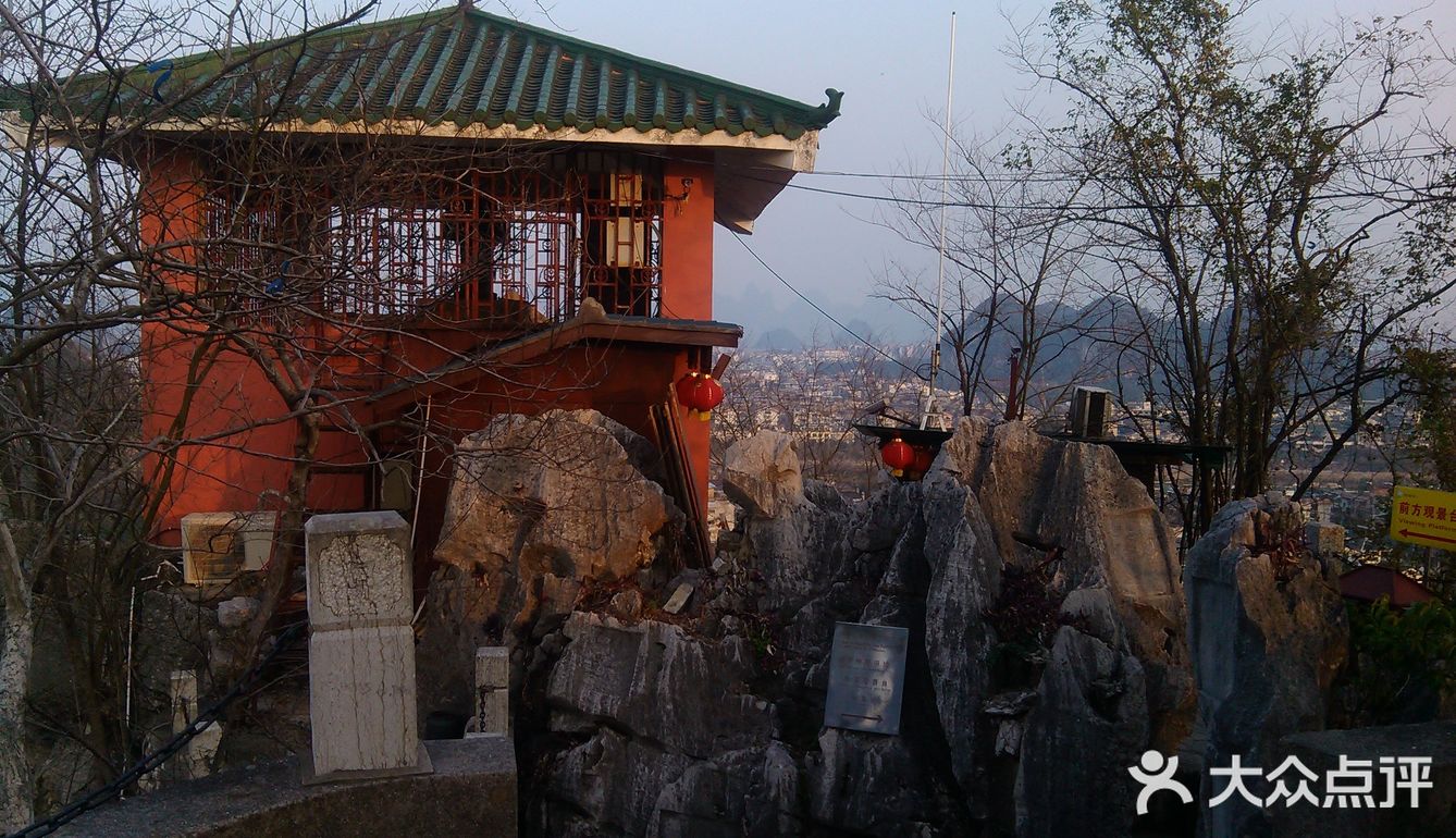 獨秀峰位於中國廣西壯族自治區桂林市秀峰區靖江王府內