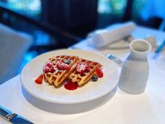 华夫饼配红色水果枫糖浆-Le Comptoir de Pierre Gagnaire