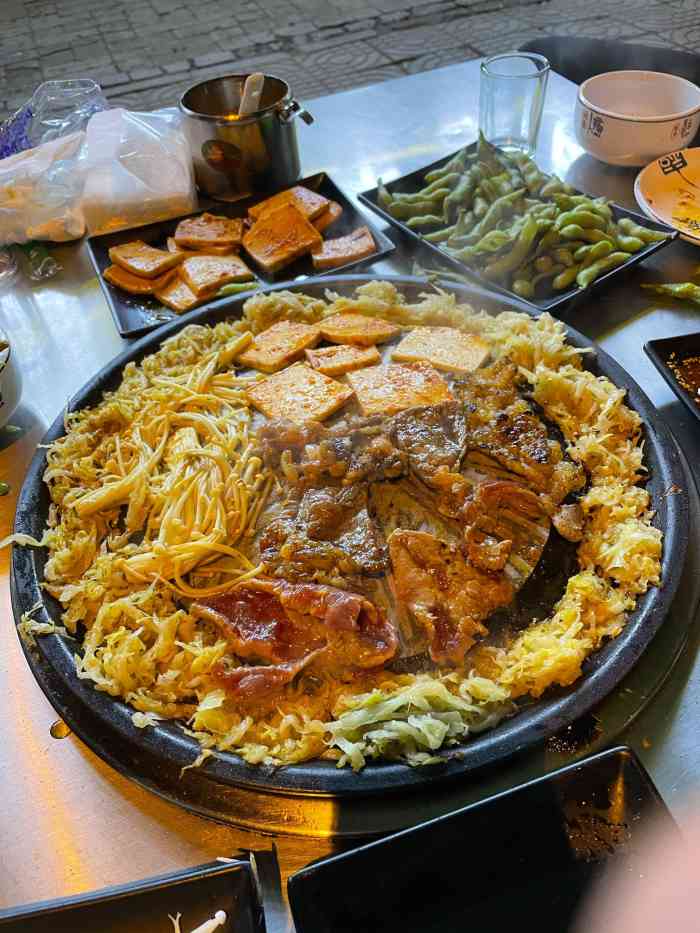 威威的特色酸菜煎肉-"又到了夏天吃地桌煎肉的季节了坐在路边吃.