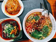 -爆炸头阿姨小四川正宗川味小吃(无任何分店)