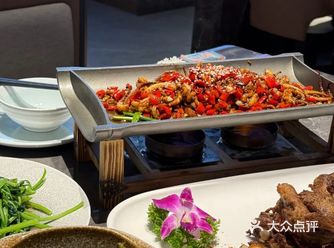 点的套餐,第- -道菜猪肝,还没上第二个菜就被吃光了