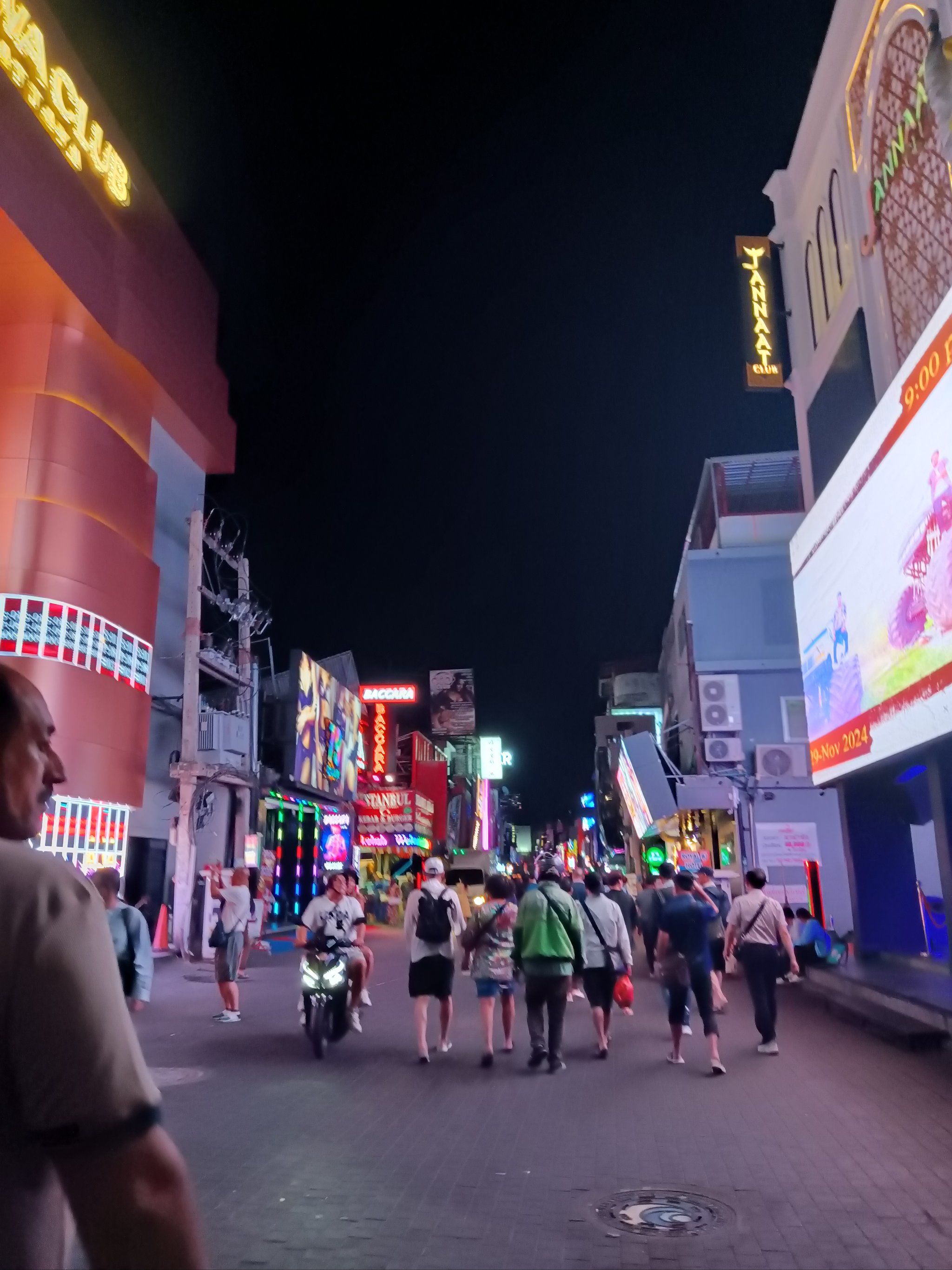 夜晚的繁华街头