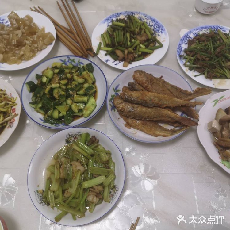 有肉有菜，有米饭有馒头，自己家人口少每顿也就做一两个菜