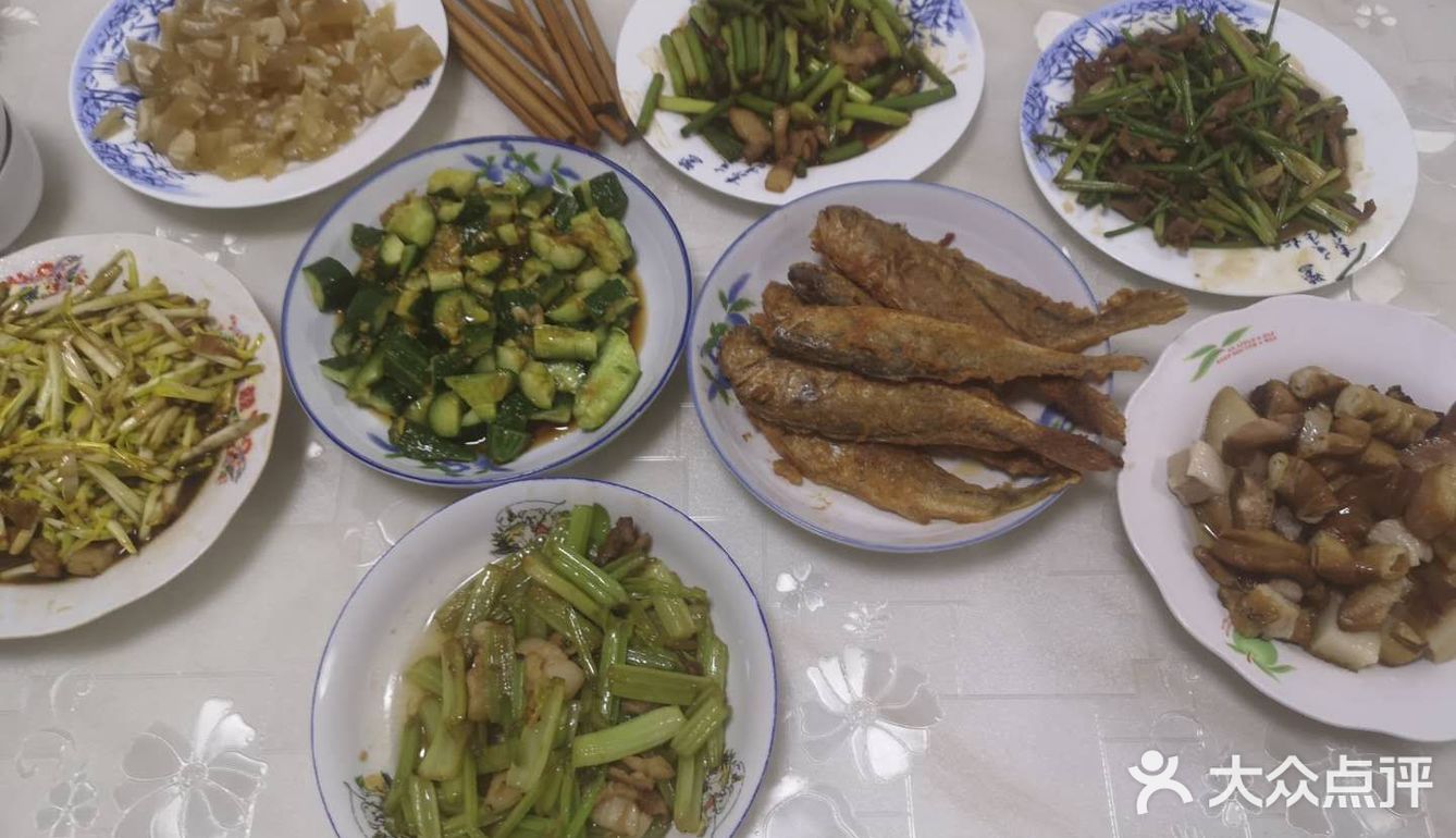 有肉有菜，有米饭有馒头，自己家人口少每顿也就做一两个菜