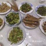 有肉有菜，有米饭有馒头，自己家人口少每顿也就做一两个菜