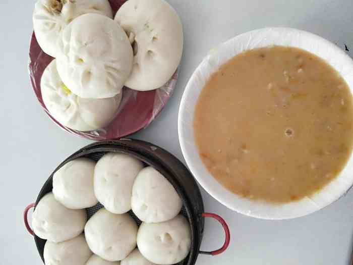 东城香手切肉蒸包-"中午没怎么吃饭,下午饿了就点了这家的外卖.