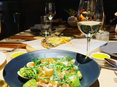 温热海鲜沙拉配牛油果-Mercato莫卡多露台餐厅与酒吧(K11店)