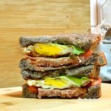 减脂系列之黑麦面包牛肉煎蛋三明治