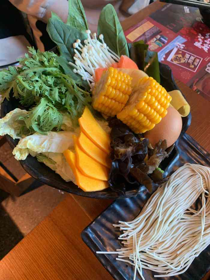 呷哺呷哺(方庄新城广场店)-"[环境]在新城广场四层,明亮干净,小料台.
