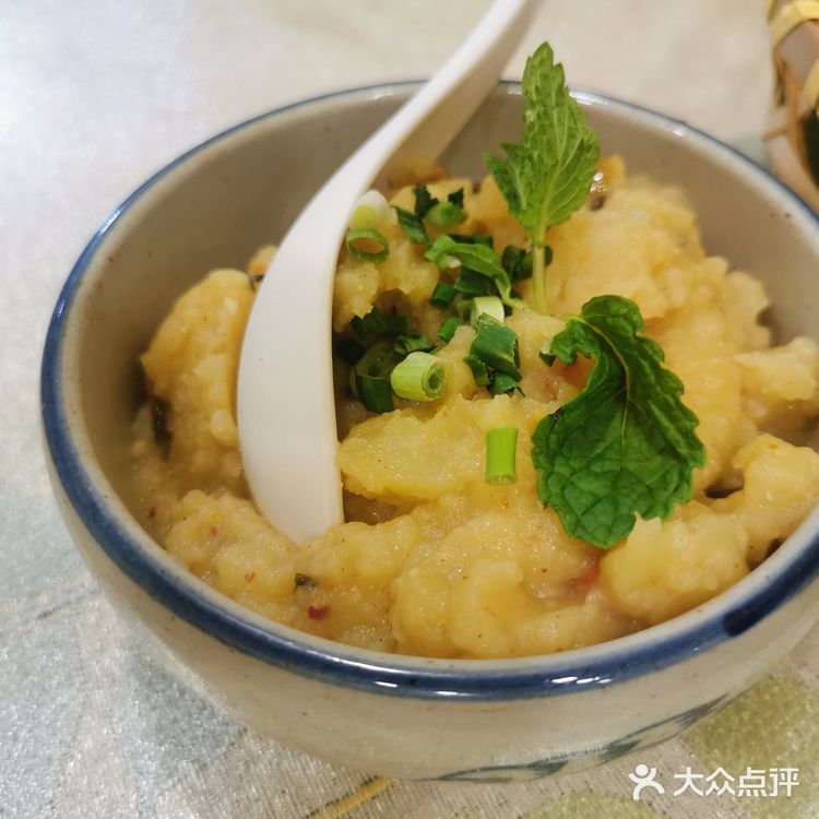 两到三人餐68元，店面其实不太大，但是感觉生意不错