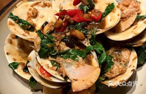 Stir-fried Clams with Holy Basil