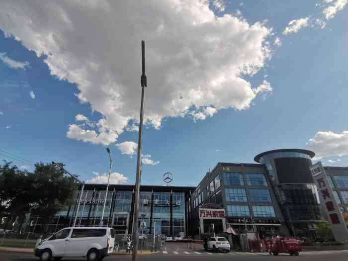 b座上面赫然标示万兴大厦, 而c座,d座上面标示着万兴建材广场. b座万