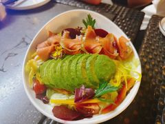 烟熏三文鱼牛油果色拉-haxnbauer海森堡德国餐厅(深圳coco店)