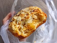 杏仁羊角-Dough&Joe团憩(瑞虹天地月亮湾店)