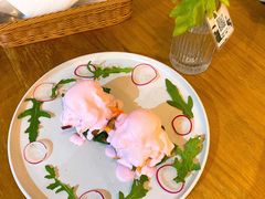 粉粉的班尼迪克蛋-CHILLAX轻乐时(侨建·Hi City店)