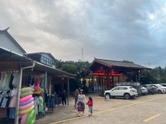 -腾冲洞山温泉村