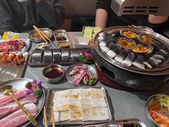 -围炉肉舍•炭烤活鳗•丹东海鲜烤肉(步行街店)