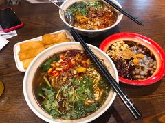 -爆炸头阿姨小四川正宗川味小吃(无任何分店)