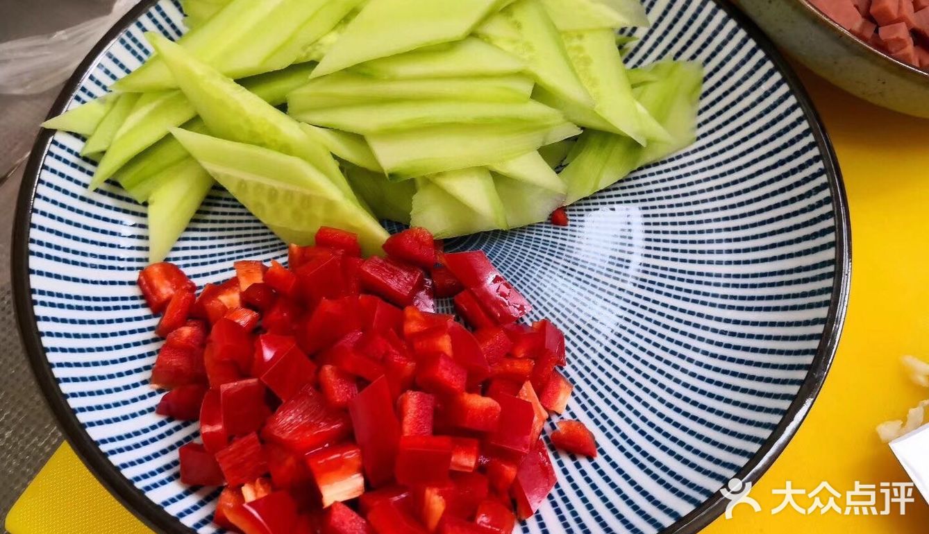 黄瓜红椒火腿鸡蛋炒饭  超丰富的蛋炒饭