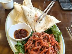 酸萝卜炒牛肉配饼-玛禄藏膳(五分店)