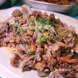 回魏大牌档，翻炒着人间烟火气，白日里蛰伏的馋虫蠢蠢欲动