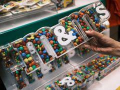 -m豆巧克力世界(上海世茂广场店)