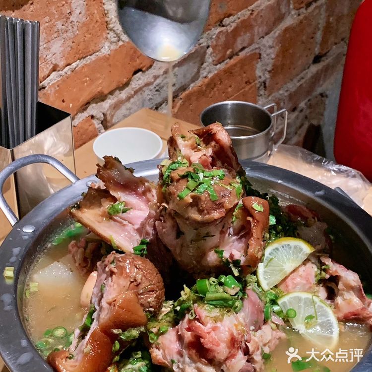 珠海这家巨巨巨好吃的泰式猪肘比拳头还大🔥火盆咔泰国MAMA面